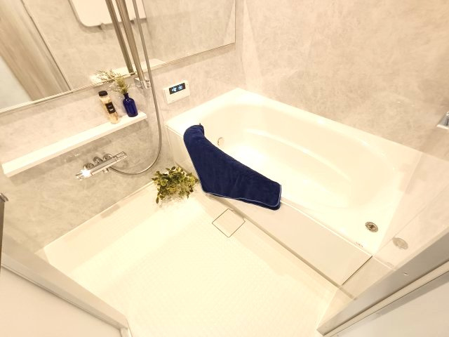 【浴室】　ゆったりとくつろげるバスルーム。追い焚き機能付きでいつでもすぐに温かいお風呂を楽しむことができます。