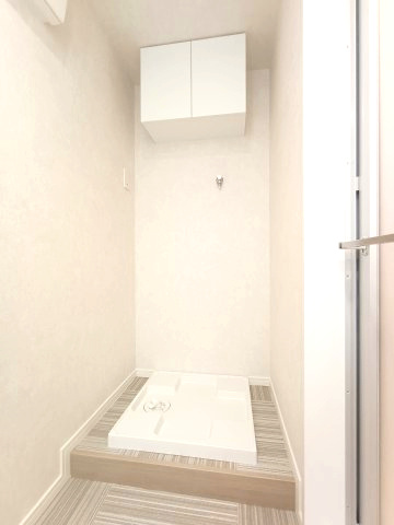 【室内洗濯機置き場】　壁面に棚が造作されています。洗剤のストックやタオルなどを収納できます。