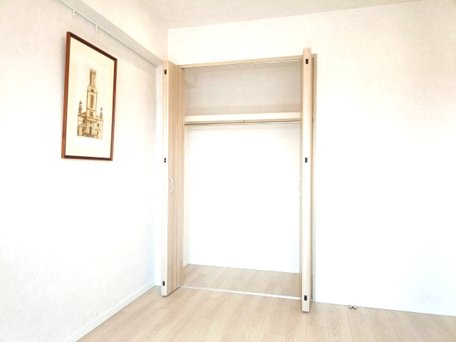 【洋室約6.5帖　収納】　全てのお部屋に収納を備え、空間を広くお使いいただけます。