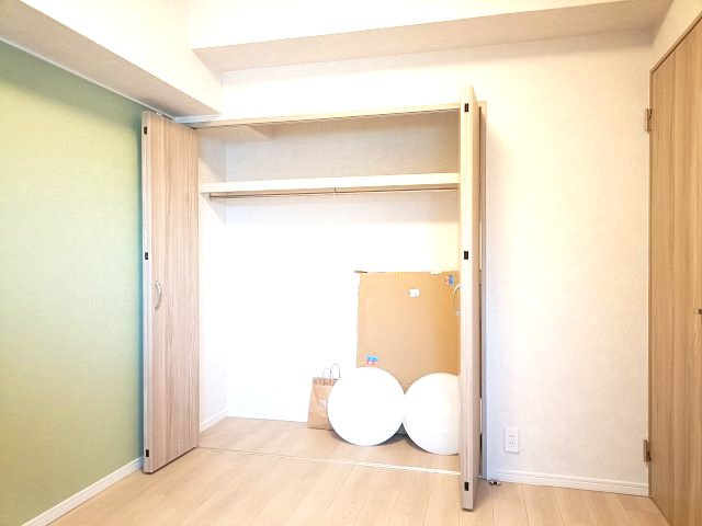【洋室約6.0帖　収納】　クローゼット付きで、衣類等の収納に役立ちます。