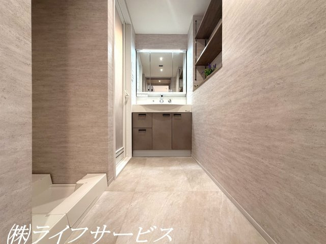 洗面室／グレイッシュにまとめられた洗面室！小物を置くために便利な可動棚あり！