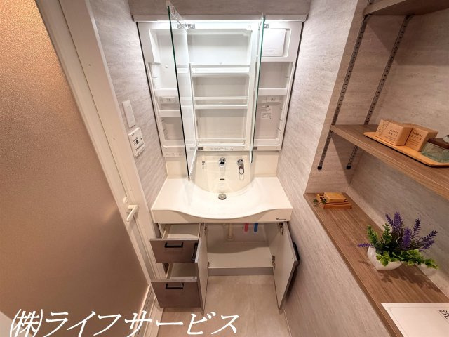 三面鏡タイプのシャワー付洗面化粧台