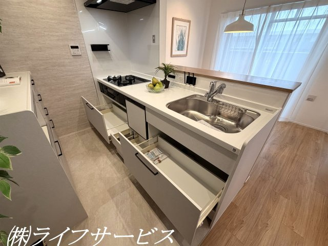 キッチンはスライド式収納を採用