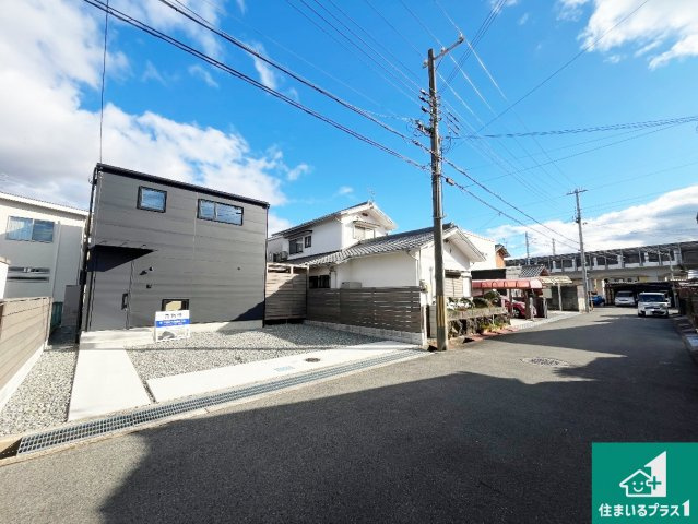 周辺は閑静な住宅街！前面道路広々で車の出し入れも便利です。駐車が苦手な方でも安心して車庫入れできます！