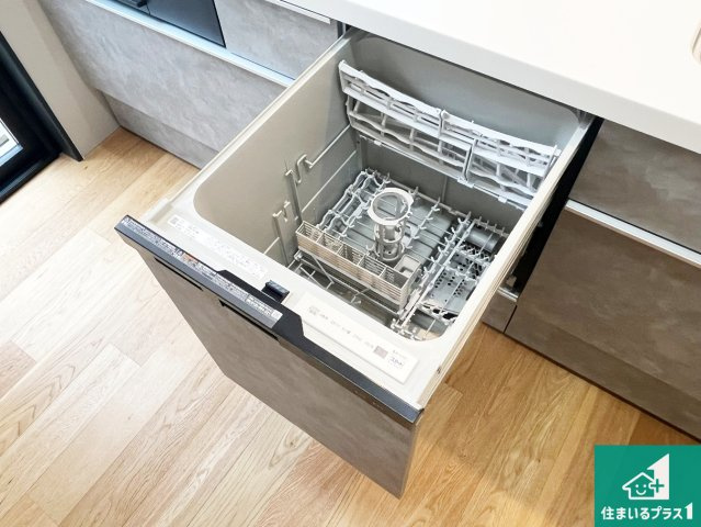 食事後の一仕事、食器洗いをボタン一つでお任せできちゃいます！場所を取らないビルトイン式なので、お料理スペースもしっかり確保！