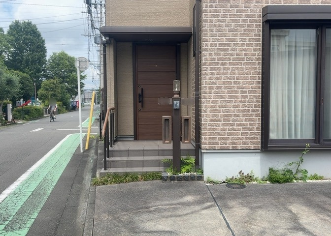 玄関は家の顔でもあり、家族以外の目にも止まる場所です。玄関は外との間を仕切る扉、靴などをしまっておく収納スペース、靴脱ぎのたたきスペース、来客とのやり取りをするドアホンなど複数のアイテムからなります。