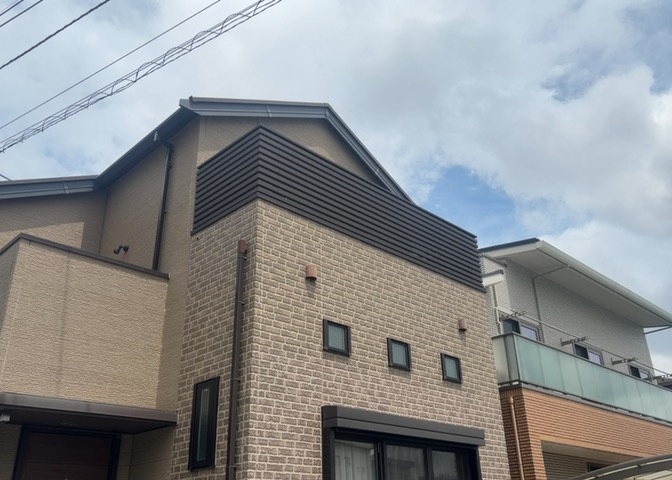 バルコニーは、室外の専用スペースのうち、「屋根がなく開放された空間」であるものを指します。ベランダより広いタイプのものが多く、日当たりもよいため家庭菜園などを楽しみたい人にとって適した環境となります。