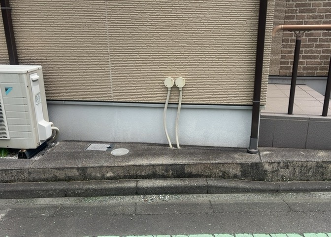 建物の基礎工事の方法は、主流となっているベタ基礎（防湿基礎）と布基礎の2種類に分類され、床下の通気性や耐久性などに違いがあります。建物の基礎部分の構造や付帯設備など詳細については現地でご確認ください。