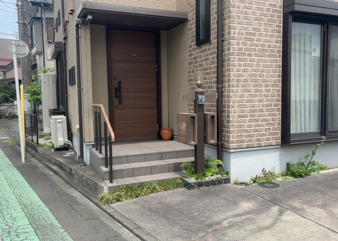 玄関ポーチにおいて最も重視すべきと言っても良いのが広さです。適切な広さの玄関ポーチでないと外見的なバランスは崩れてしまいますし、何より使いにくくなってしまいますので、現地で実際に下見をしてみましょう！