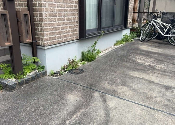 床下換気口は、床下に湿気がこもることを防ぎ、効果的に換気を行うために設置されています。床下換気口が設置されていない建物は、基礎パッキング工法などにより換気を行なっています。詳細は現地でご確認ください。