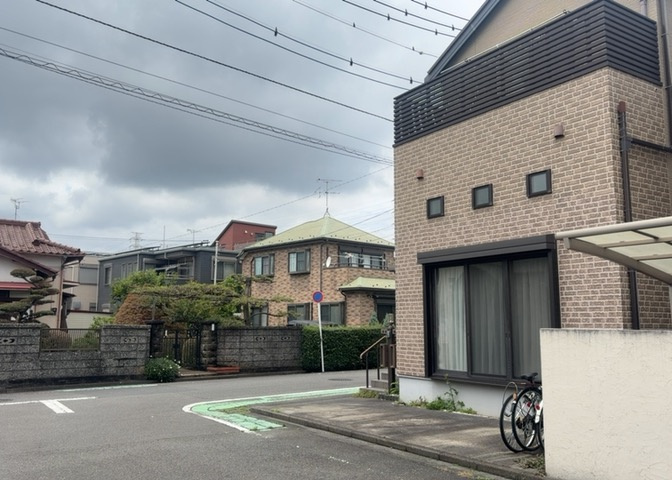 南側道路の場合は長い時間光を入れ込むことができるため、庭やリビングを道路側に持ってくることが多く土地価格も高い傾向にあります。一方北側道路だとリビングや庭が南側になりプライバシーを守ることができます。