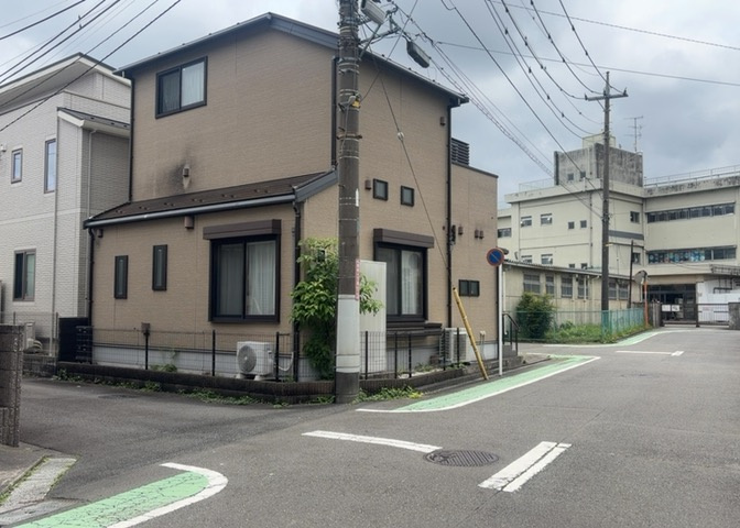 東側道路の場合は居室を南向きに設計しやすいため、朝日が入りやすいというメリットがあります。一方、西側道路も東側同様に居室を南向きに設計しやすいのですが、住宅地だと朝日が入りにくいという弱点があります。
