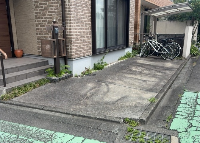 車一台あたりに必要なスペースは、標準サイズの普通自動車で横幅2m50cm、長さ5mは必要になります。ただし、乗降のことも考慮して横幅3m30cm、長さ5m50cmほどは確保できるところを選びましょう。