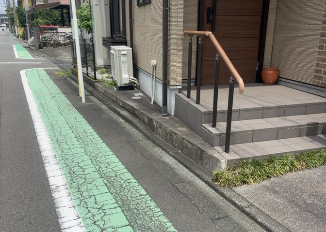 庭のある家に住むことのメリットとして、子どもたちの遊び場を確保できること、ガーデニングや家庭菜園を楽しめること、明るさを確保できることがあります。また、配置を工夫することでプライバシーが確保できます。