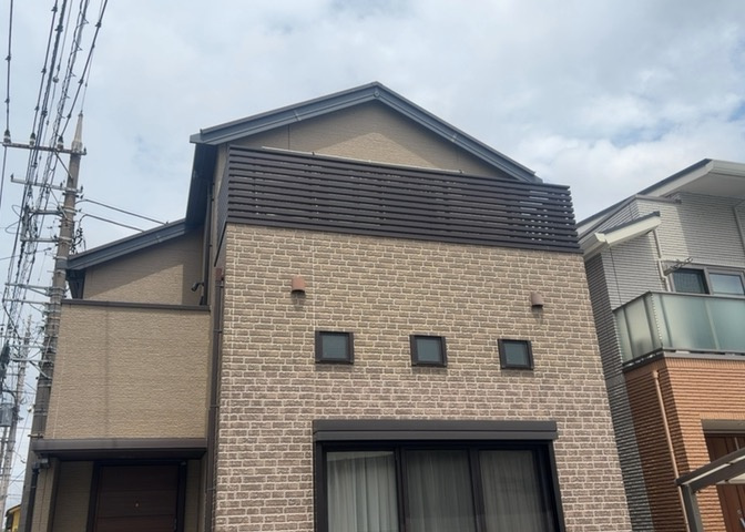 バルコニーは、建物内から室外へ楽に出入りできる便利なスペースです。また、バルコニーには手すりを付けることが義務付けられており、手すりの高さは110cm以上で施工することが建築基準法で定められています。