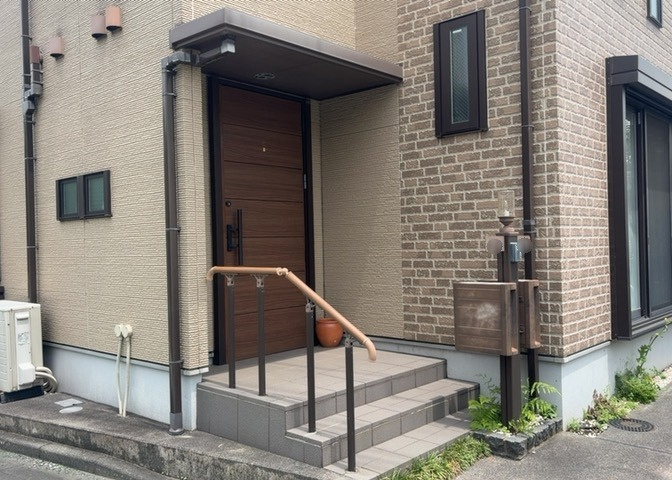 玄関は家の顔と言っても過言ではありません。現地を見学する際は玄関の広さや全体のバランスなどを見てみるといいでしょう。一般的なアプローチのしやすさだけではなく、お年寄りにも優しい設計のものだと安心です。