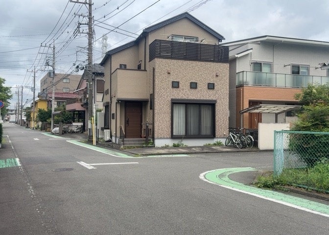 住宅用の土地では前面道路に2m以上接していなければならないと法律で定められています。しかし、お持ちの車のサイズやライフスタイルなどにより、2mでは利便が悪い場合もございますので、事前に確認しましょう。