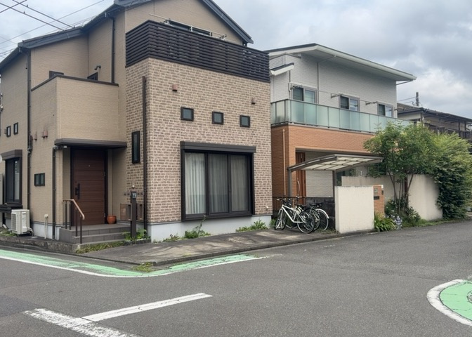 道幅が広い場所は日当たりや風通が良好です。幅が広いのですれ違いも可能ですし大きな車でも駐車可能！一方で、大型車が通ることも多くなるため交通量の増加により騒音に繋がります。また土地の値段が高くなります。