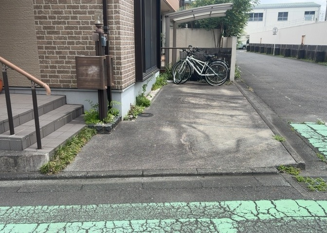 駐車場と明記されていても、最小スペースでつくられた駐車場だと大型車は駐車できなかったり、出入りしにくくなったりする可能性があります。お車のサイズと購入したい物件の駐車場のサイズを現地で確認しましょう。