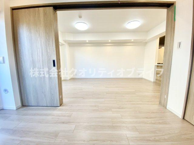 可動式間仕切りでリビングに行きやすい洋室