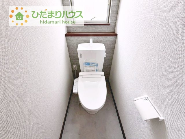 小窓が付いているので、トイレも明るい空間になっております♪