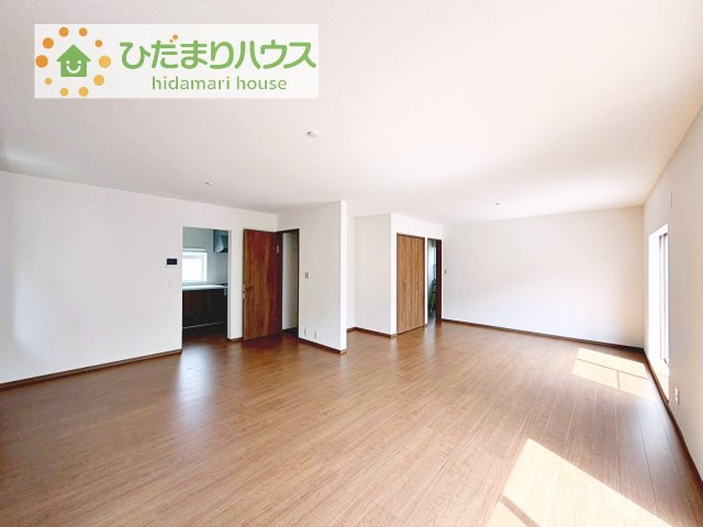 リビングの窓からはあたたかな日差しが差し込みます(* ▽ )