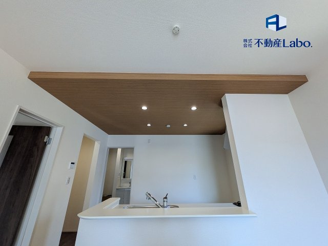 【キッチン（1号棟）】　折り下げ天井を採用し、天井にアクセントを入れることで広々と感じる空間になりました♪