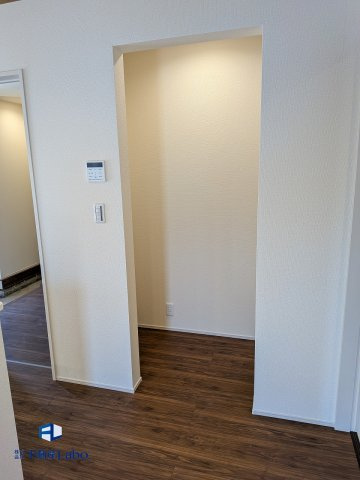 【パントリー（1号棟）】　キッチン横にある暮らしの快適さを高めてくれる収納スペース♪日用品のストック、調味料、災害時の備蓄、家事道具などいろいろなものが収納可能♪