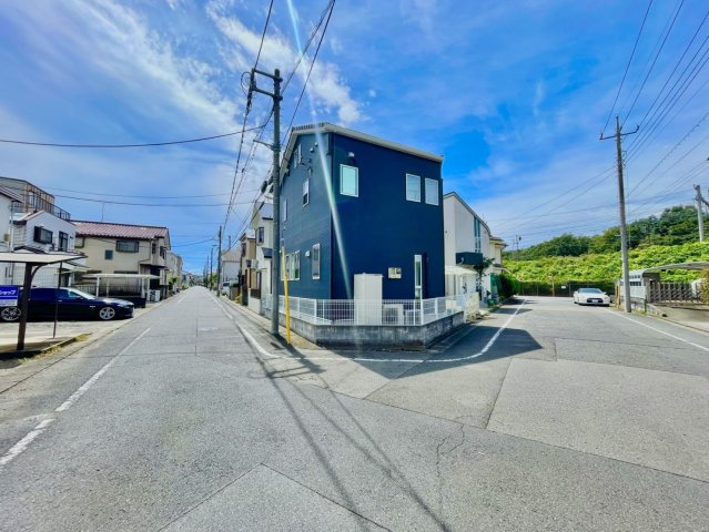 ゆとりある幅員の道路に二面接道しております。左側の私道が一方通行の入り口です　※明るさ調整加工、家具修正加工をしております。
