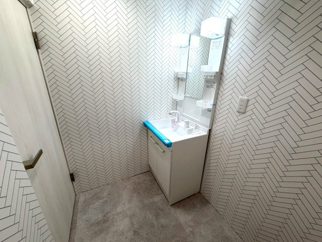 洗面台は収納もさる事ながら、身だしなみチェックや歯磨きなど、朝の慌ただしい時間や夜のゆったりとした時間いつでも活用できます。　