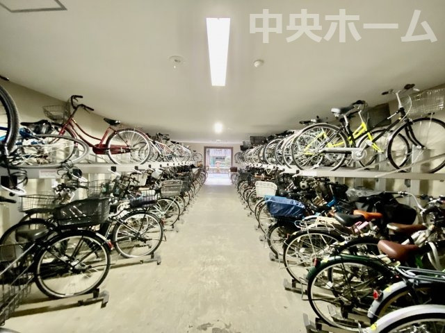 駐輪場。空き状況や費用などの詳細は担当スタッフまでお問い合わせください。