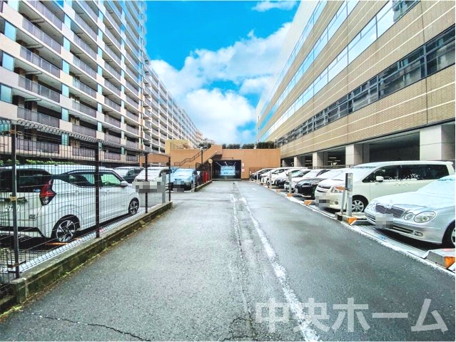 敷地内駐車場。空き状況や費用などの詳細は担当スタッフまでお問い合わせください。