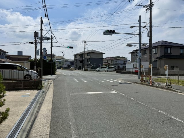全面道路を西から東向きに撮影しました。
