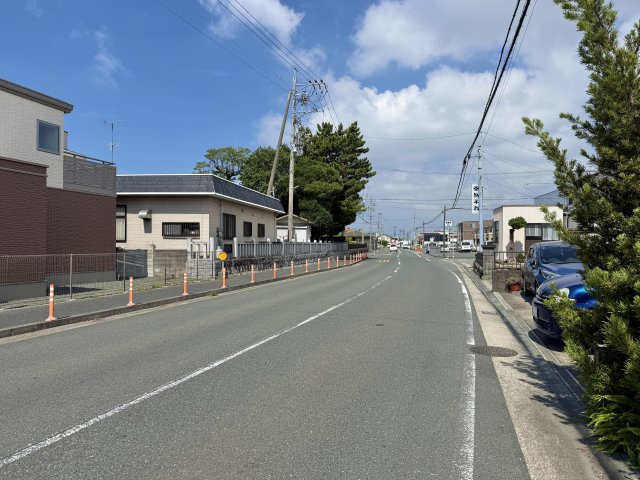 全面道路を東から西向きに撮影しました。