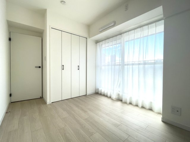 リビングから離れた洋室は、静かに休める寝室にピッタリ。　