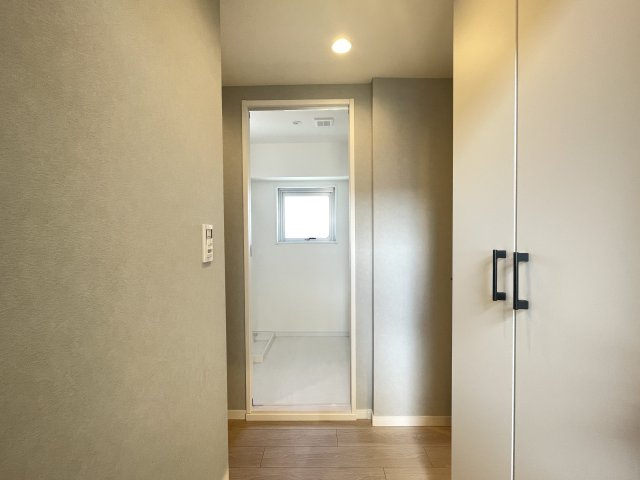 宅配等の受け取りの際にも、室内が見えない玄関で、防犯面も安心。　