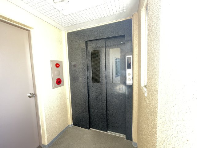 重たい荷物を持っていても、エレベーターがあれば安心です。　