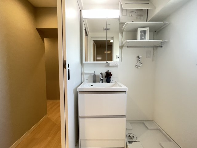 明るい洗面台で、毎朝の準備も気分が上がりそう。　