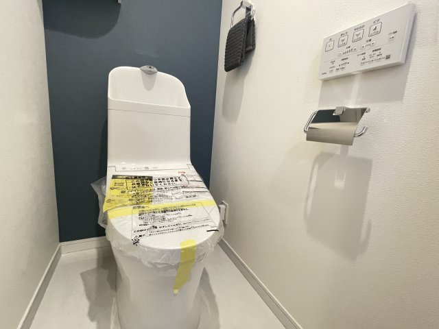 温水洗浄便座付きの清潔感あるトイレは、落ち着いた空間に。　