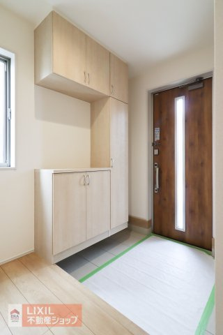 白を基調としたスタイリッシュな玄関。シューズクロークを完備するなど実用性も高いです。