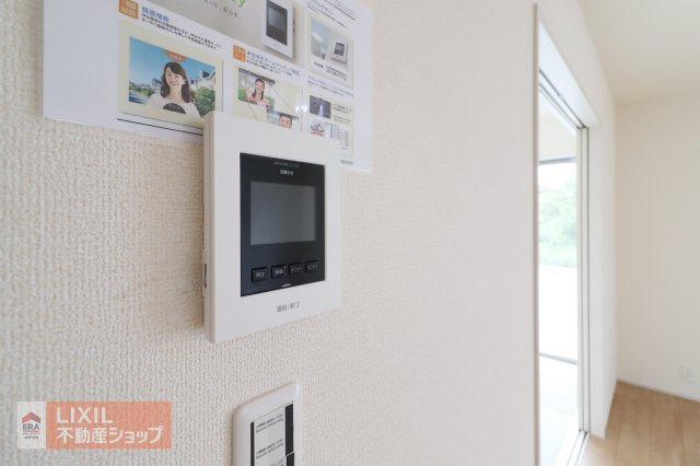 モニター付きインターホンです。玄関まで行かずに訪問者の姿を確認できるだけでなく、防犯にもつながるとても便利なアイテムですね。