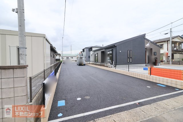 前面道路の現地完成写真です。ゆとりのある道幅や楽々駐車など、現地でご確認ください。