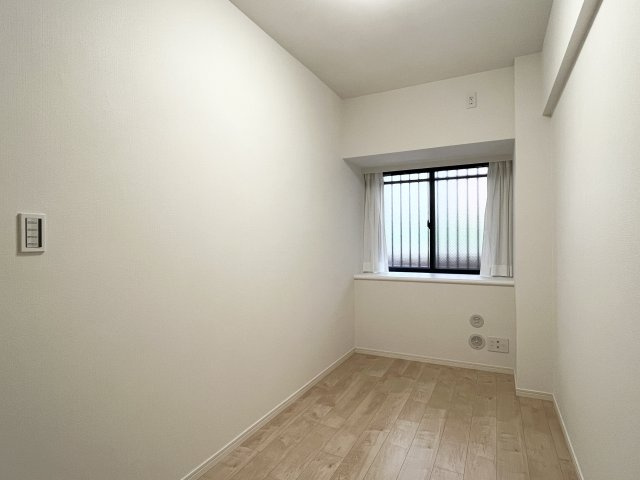コンパクトで使いやすい洋室です