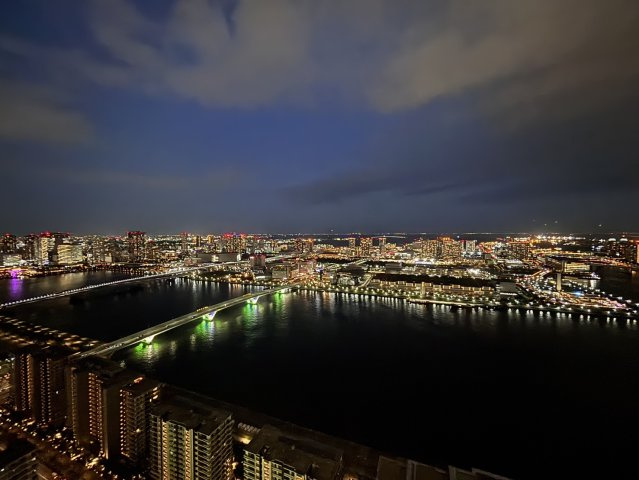 夜が訪れるたび、この窓に広がる景色が、一日の疲れを癒し、あなたを非日常へと誘います。