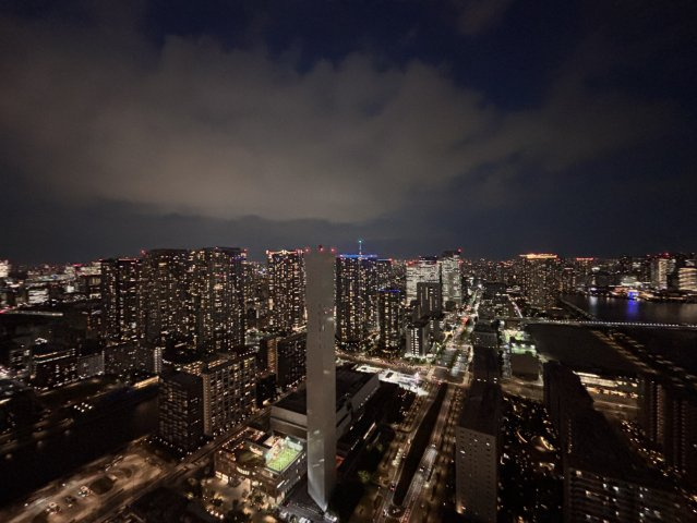 夜が訪れるたび、この窓に広がる景色が、一日の疲れを癒し、あなたを非日常へと誘います。
