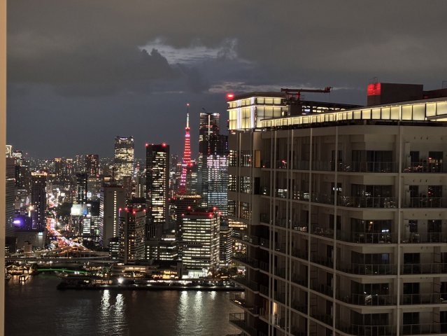 視界の先に、東京の歴史と未来を象徴する東京タワーとスカイツリーの2つの輝きを同時に捉えます