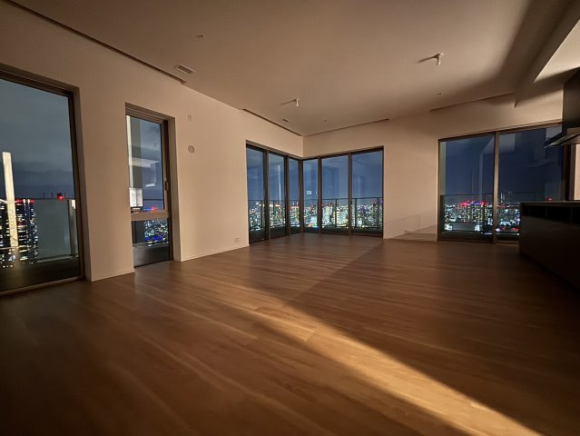 床から天井まで広がる大きな窓の向こう、そこは東京の全てが輝きを放つ舞台です。