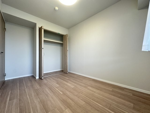 開き戸の居室は主寝室や子ども部屋、書斎など、ライフスタイルに合わせて柔軟にお使いいただけます。