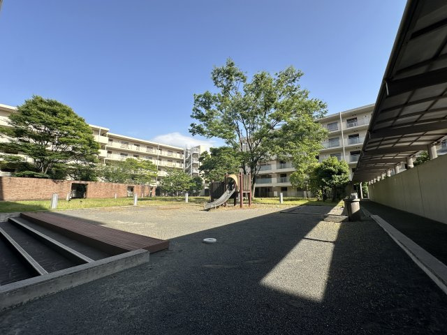 敷地内に公園やパーティールームやキッズスタジオなどの共有施設も充実しています。