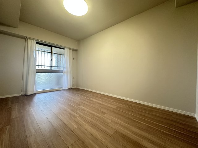 廊下側のお部屋です。明るさも充分あるお部屋なので、居室としての居住性にも適しているお部屋です。
